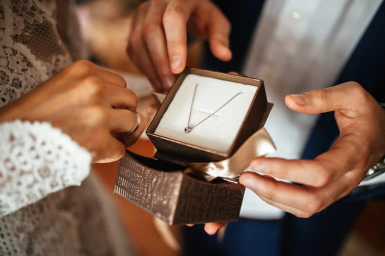 12 idées de cadeau de mariage à offrir aux mariés en 2022