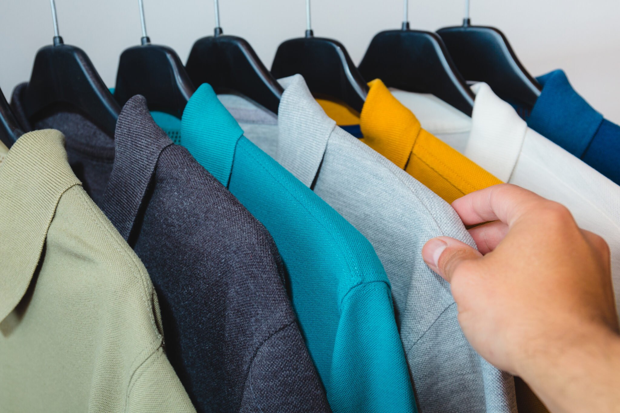 Polos de différentes couleurs dans un dressing