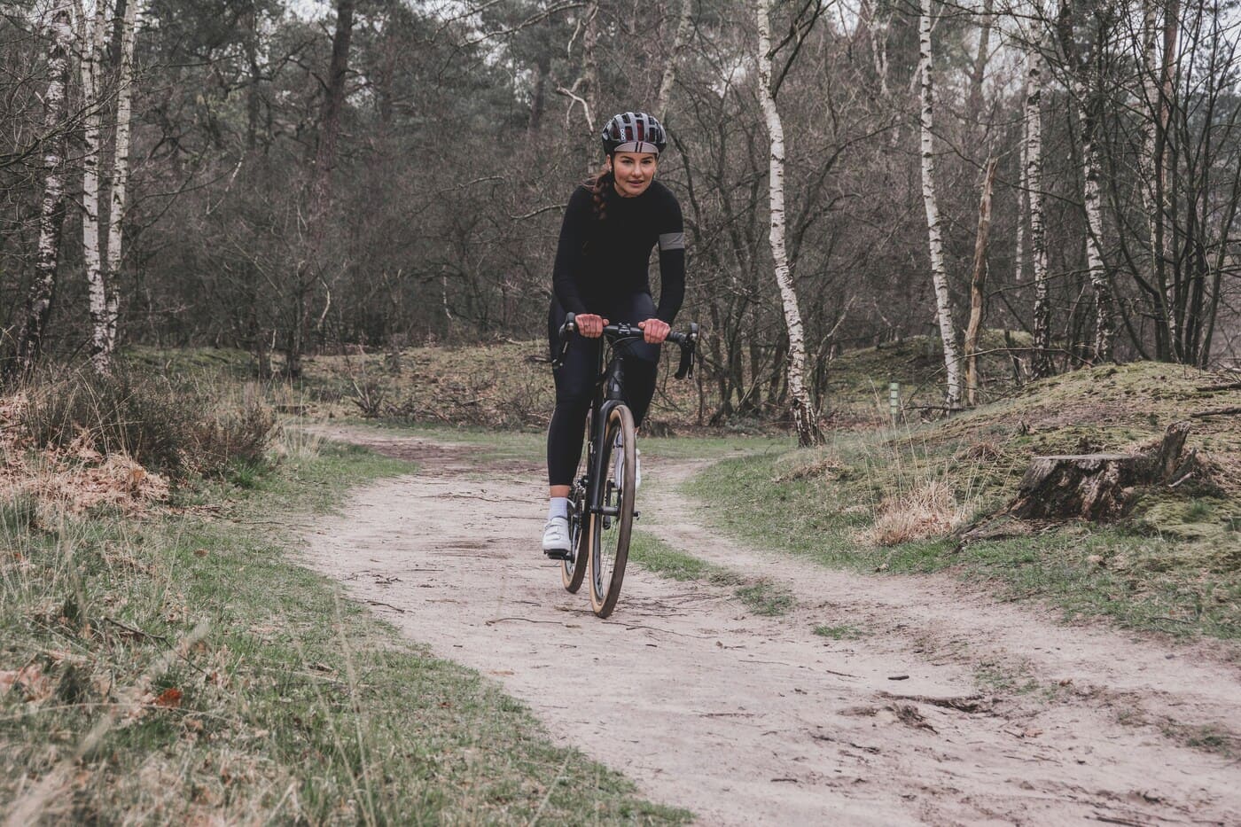 femme faisant du vtt sur un chemin de foret