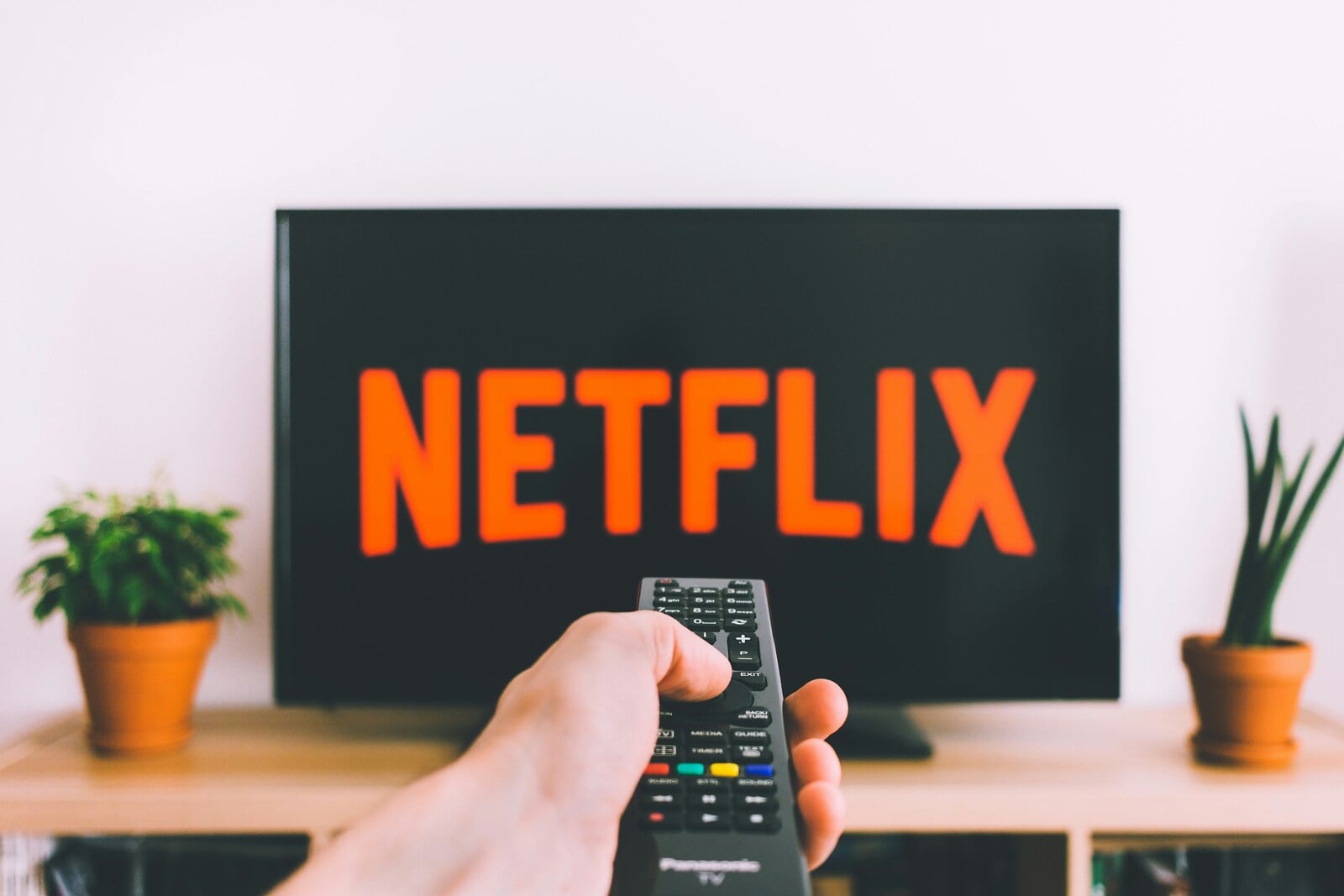 Ecran de télé en train de lancer Netflix avec la télécommande